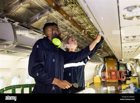 Les Techniciens D Entretien D A Ronefs Au Cours De Structure Interne D