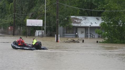 Fuertes Lluvias Provocan Inundaciones En Texas Que Dejan Familias