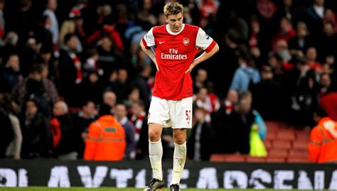 Bendtner er et dødt træ i Arsenal BT Fodbold bt dk