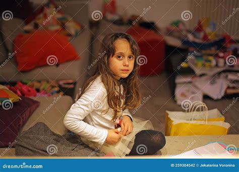 Jeune Fille De 67 Ans Regarde Droit Devant Photo Stock Image Du Grand