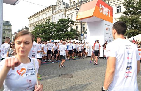 Wielka frekwencja w charytatywnym biegu sztafetowym Kraków Business Run