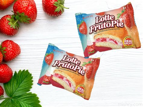 Lotte Fruto Pie Fluffy Cakes With Strawberry Creme Review