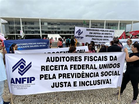 ANFIP participa de ato dos servidores públicos no Dia do Aposentado