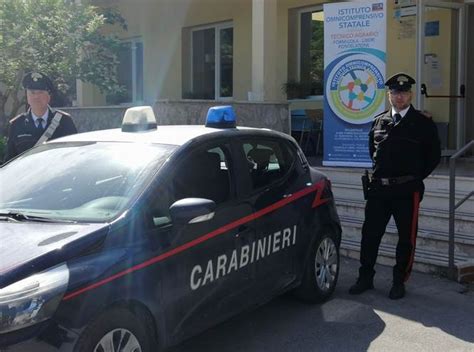 Tentato Furto Pc E Tablet A Scuola Ladri Messi In Fuga Dai Carabinieri