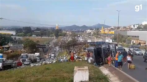 V Deo Caminh O Carregado Botij Es De G S Tomba No Anel Rodovi Rio