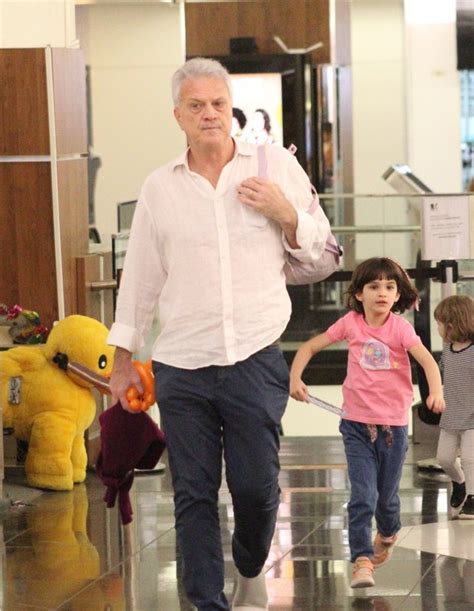 Pedro Bial E Maria Prata Passeiam As Filhas Em Shopping No Rio