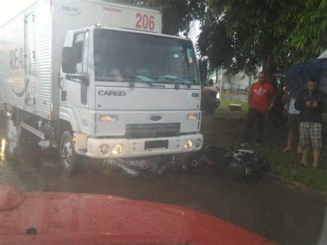 G1 Motociclista Fica Preso Sob Caminhão No Df E Morre Afogado Em