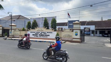 Ajak Teman Sesama Anggota Gauli Istri Sah Oknum Polisi Di Pamekasan