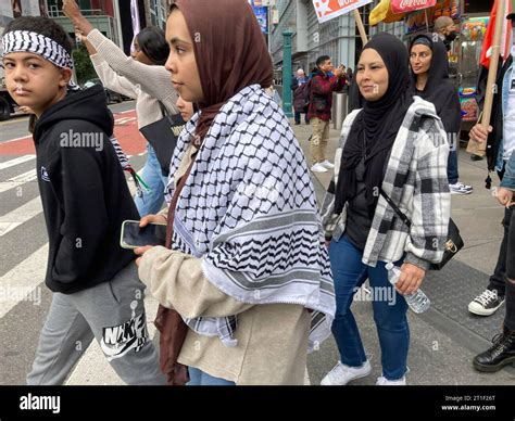 Pal Stinenser Und Ihre Anh Nger Protestieren Gegen Den Terroranschlag