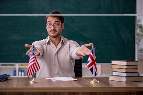 Profesor Joven Sentado En El Aula Imagen De Archivo Imagen De