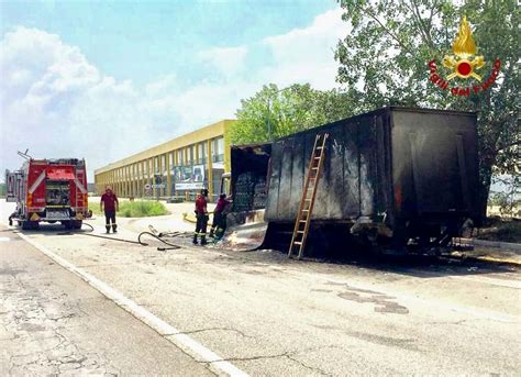 Incendio Sulla Sp Galleria Camion Distrutto Dalle Fiamme