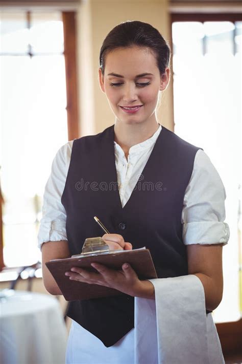 Escritura Sonriente De La Camarera En El Tablero Imagen De Archivo