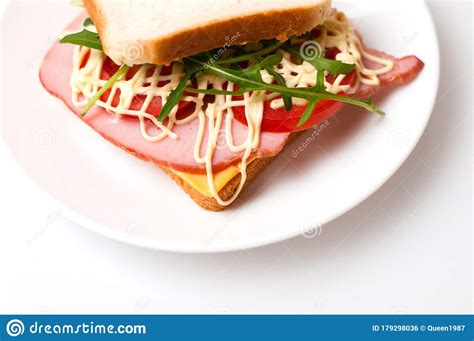 Sandwich Savoureux Avec Jambon Ou Balyk Tomate Arugula Fromage