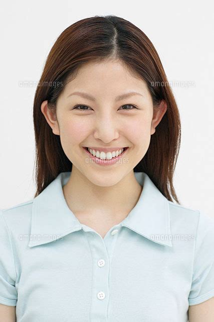 20代の日本人女性 11004034975 の写真素材・イラスト素材｜アマナイメージズ