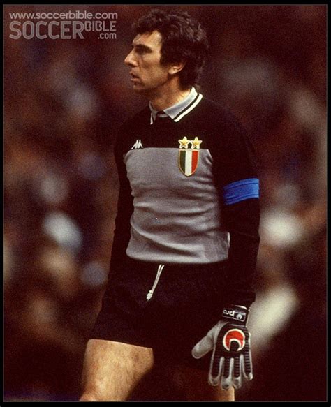 The glover: The Uhlsport Dino Zoff 1982 goalkeeper gloves-LIMITED EDITION