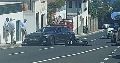 Colis O Entre Mota E Carro No Funchal Causa Dois Feridos