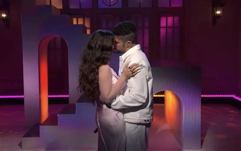 Casi se besan Bad Bunny y Rosalía cantan en español en Saturday Night