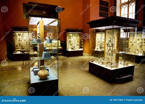 Objetos Expuestos Del Museo De Reliquias Antiguas En Los Casos De