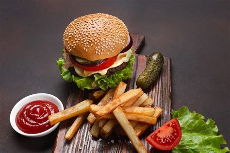 Hambúrguer Caseiro Com Ingredientes Carne Tomate Alface Queijo