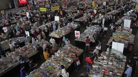 Warga Surabaya Serbu Bazar Buku Big Bad Wolf