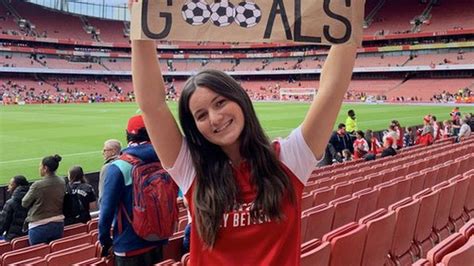 Lotte Wubben Moy Gets Drinks In After Arsenal V Brighton Pitch Frozen