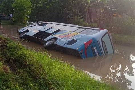 Foto Bus Garuda Mas Terjun Ke Sungai Di Grobogan Penumpang Pecahkan