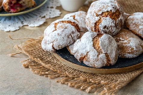 Come Si Preparano Gli Amaretti Ricetta Storia E Variante Dei Biscotti