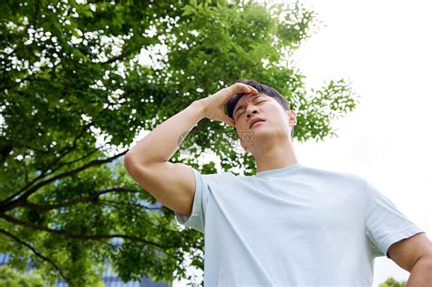 烈日下头晕中暑的行人高清图片下载 正版图片507713899 摄图网