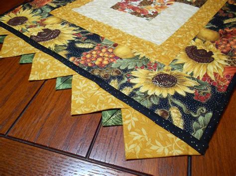 Close Up Of End Of Runner With Prairie Points Quilted Table Runners Patterns Quilted Table