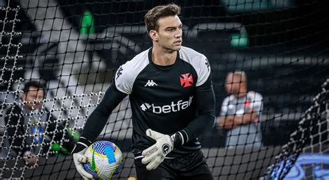 Léo Jardim do Vasco exalta goleiro da Premier League