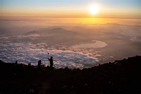 Spectacular Sunrise Above Clouds At Japan S Sacred Mount Fuji Daily Sabah