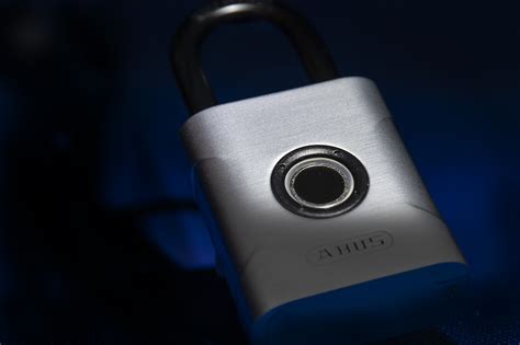 Abus Touch Das Digitale Vorhangschloss Das Per Fingerabdruck