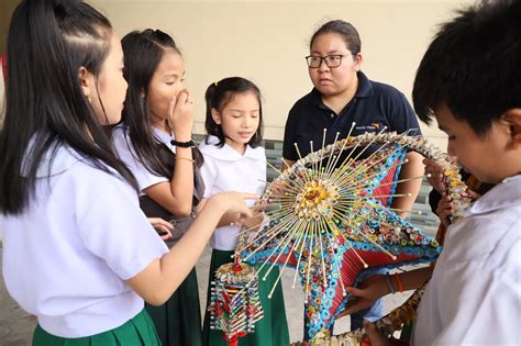 Community Development Students Ready For Christmas Lantern Contest