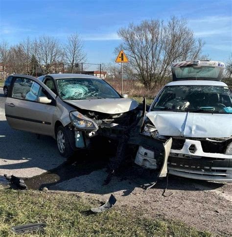 Wypadek pod Krakowem Zderzenie dwóch samochodów osobowych Są osoby