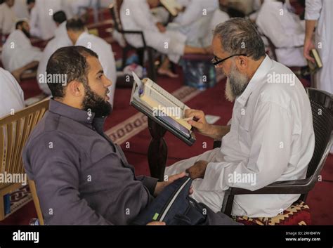 Los devotos musulmanes palestinos leyeron el Sagrado Corán durante una