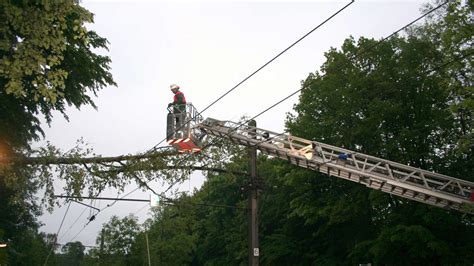 Fotos Unwetter Baum Besch Digt Oberleitung Der Tram Linie