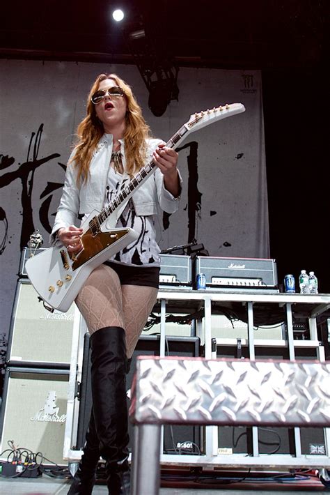 Awesome Action Photographs Of Halestorm Rocking Mmrbq Lzzy Hale Halestorm Female Musicians