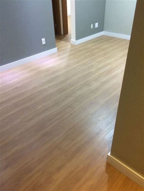 Piso Laminado Durafloor Pecan Cairo Rodapé Branco Parede Cinza Elefante