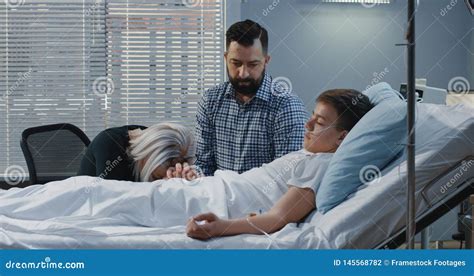 Gar On D Adolescent Se Situant Dans L H Pital Photo Stock Image Du