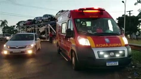 Moto para embaixo de carreta em acidente na Avenida Barão do Rio Branco