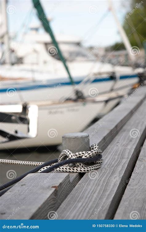 Pilar Para Atar Los Barcos En Un Embarcadero De Madera Bolardo Con Dos