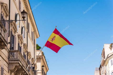 Ondeando La Bandera Española En La Embajada Española En Italia El Palacio De España El Palacio