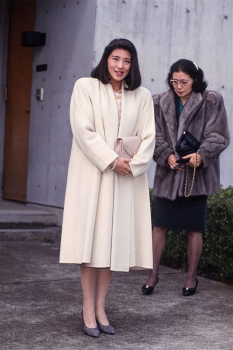 【雅子さまファッション】色使いが素敵！ご結婚前の「クラシカルなコート」コーデ5選 – STORY [ストーリィ] オフィシャルサイト