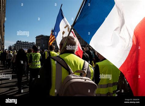 Plusieurs Milliers De Personnes Ont Manifest Dans Les Rues De Paris