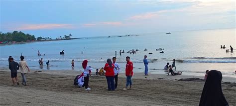 Libur Nataru Wisatawan Padati Pantai Anyer Kabupaten Serang