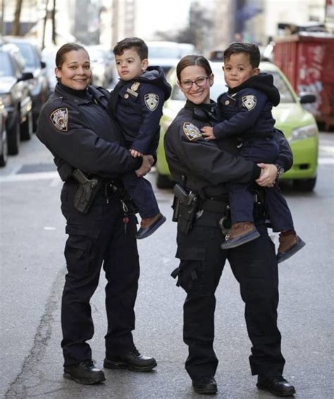 Estos Pequeños Hermanos Gemelos Obsesionados Con Los Policías Se