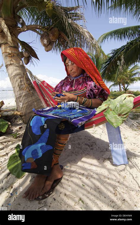 Mujer indígena Kuna para coser una mola vestimenta tradicional Las