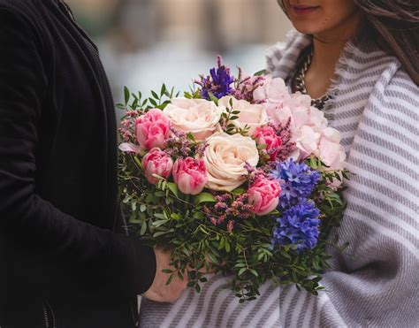 Homme Donnant Un Bouquet De Fleurs Mélangées à Une Femme Photo Gratuite