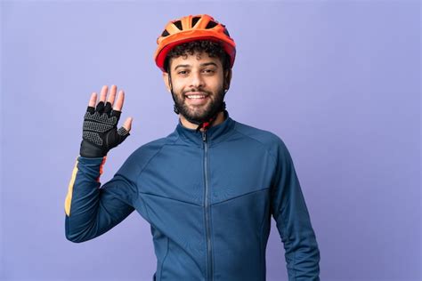 Hombre Joven Ciclista Marroqu Aislado En La Pared P Rpura Saludando