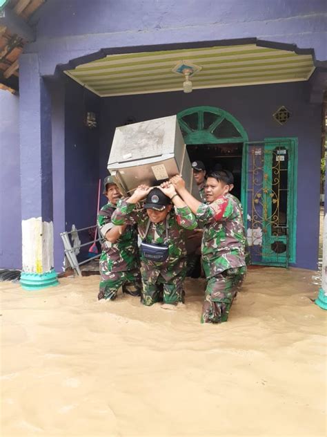 Kehadiran Prajurit Tni Kodim Lahat Berjibaku Bantu Korban Banjir